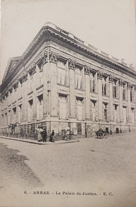 Carte postale noir et blanc montrant l'angle d'un grand bâtiment.