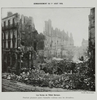 Photographie noir et blanc. "Bombardement du 1er août 1918. Les ruines de l'Hôtel Dervaux. Pendant plusieurs jours l'incendie continua sous les décombres."