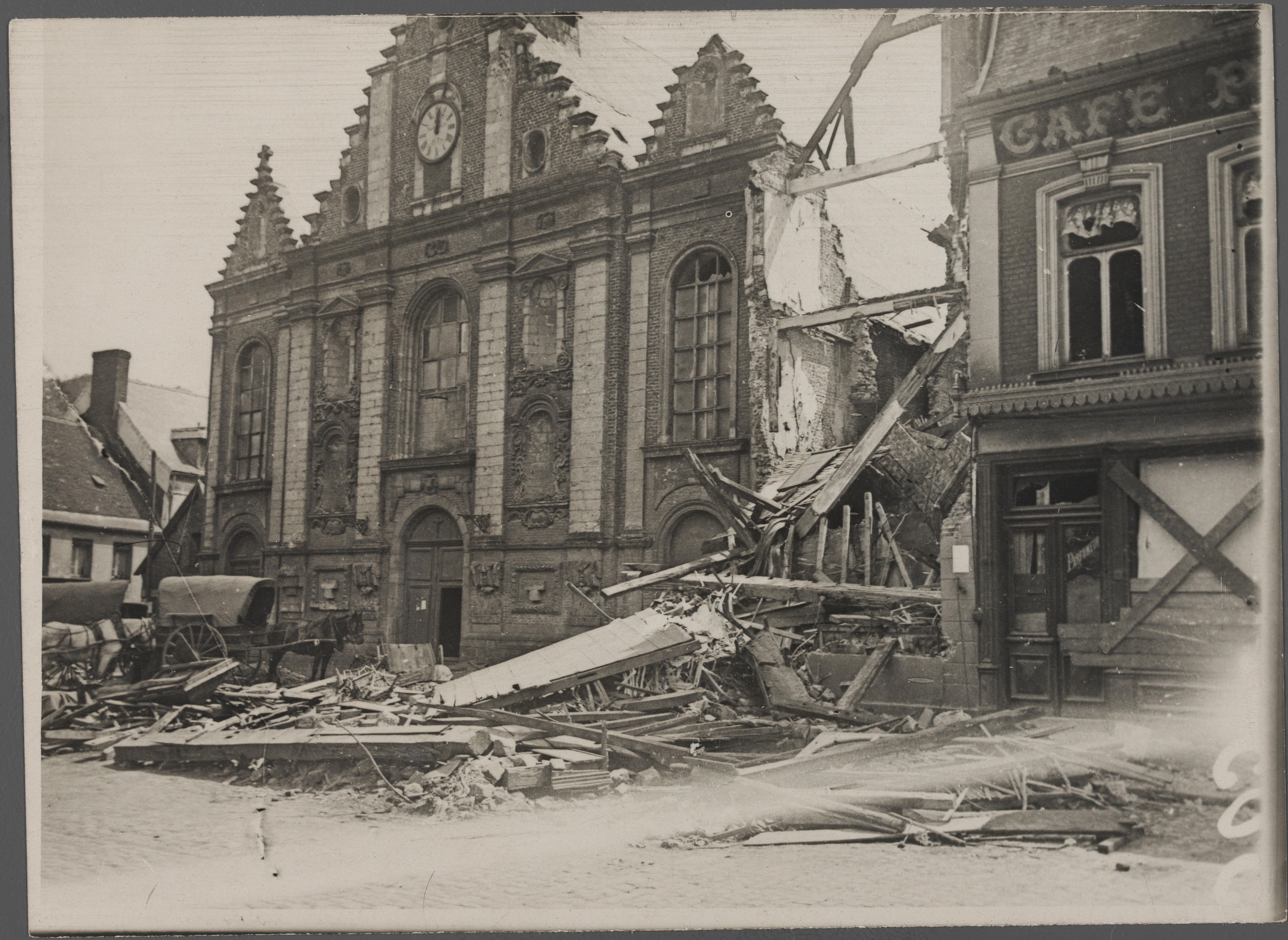 Photographie noir et blanc d'une église devant laquelle se trouve des gravats.