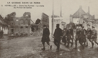Carte postale noir et blanc. Un groupe de personnes marche au milieu des ruines de la ville de Vermelles.