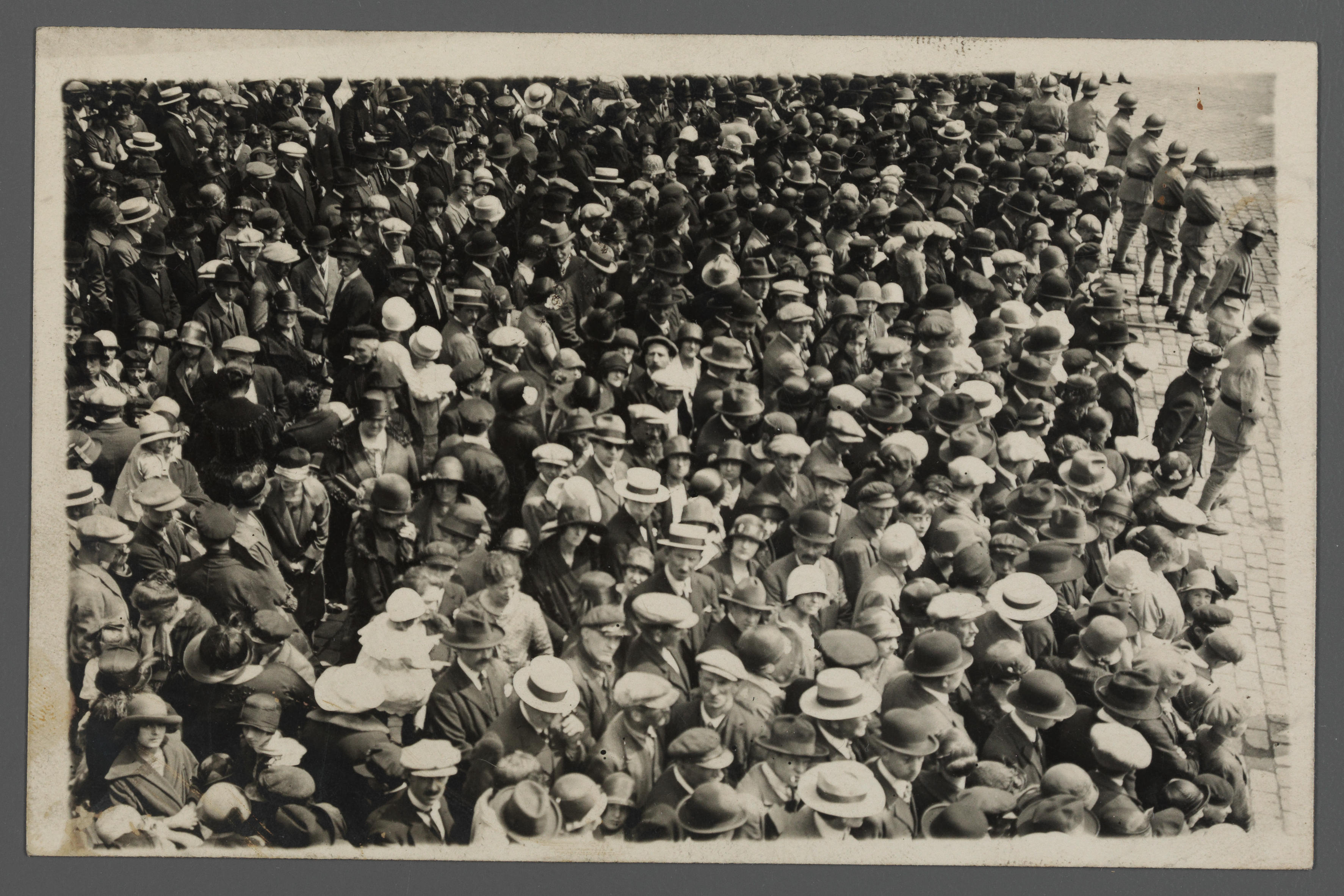 Photographie noir et blanc en contreplongée d'une foule de personnes.