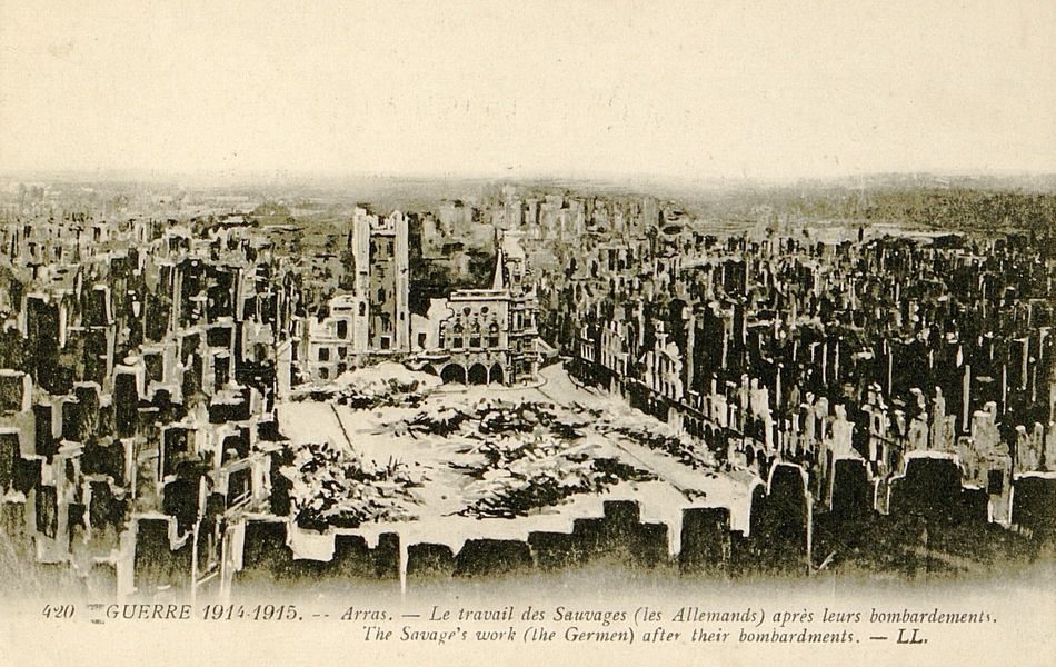 Carte postale noir et blanc montrant une ville à l'état de ruines.