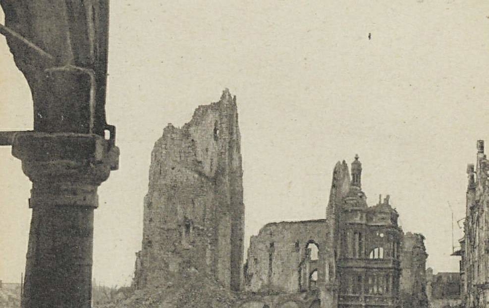 Carte postale noir et blanc montrant une place occupée par des ruines.