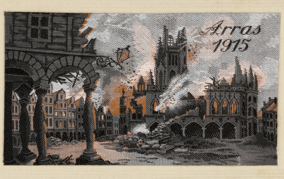 Carte postale tissée couleur montrant un beffroi et une place en feu.