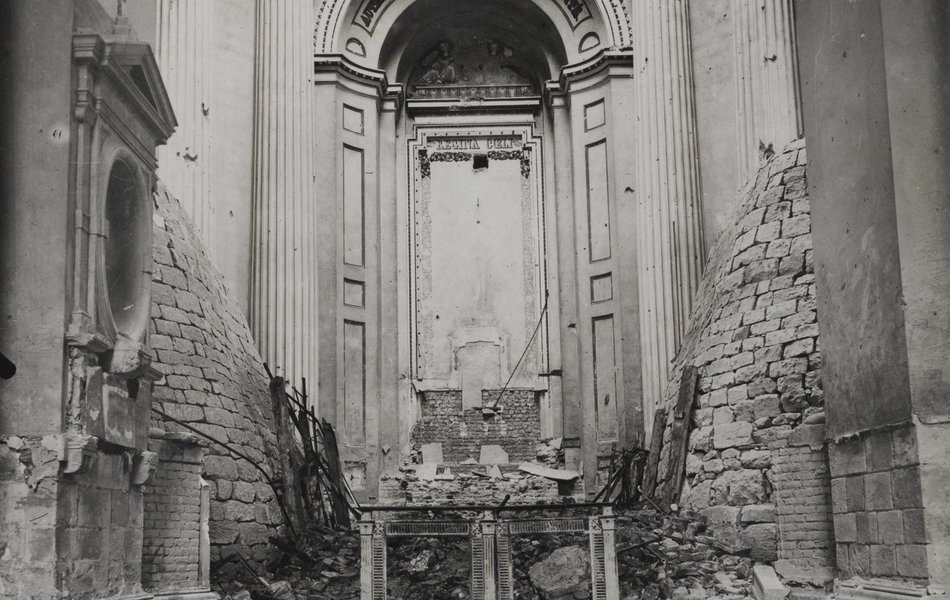 Photographie noir et blanc montrant un autel détruit et entouré de gravas.