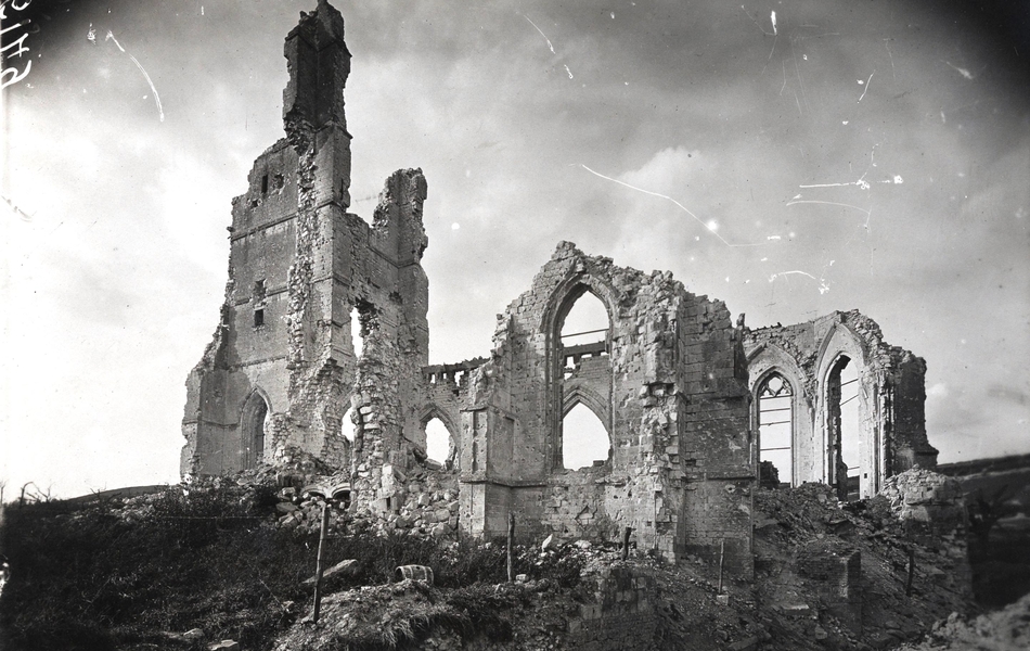 Photographie noir et blanc montrant un bâtiment en ruines.