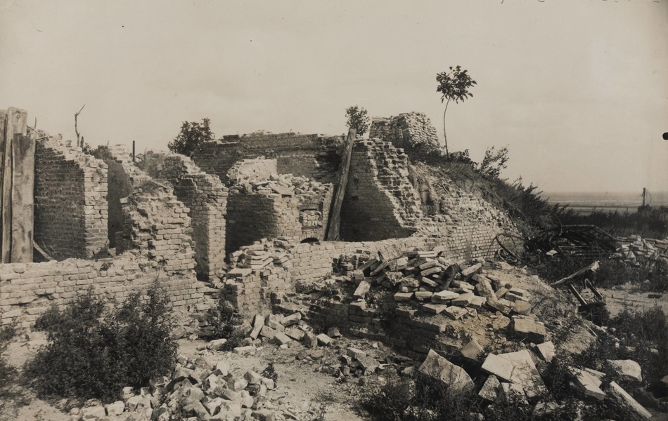 Photographie noir et blanc montrant un tas de ruines.