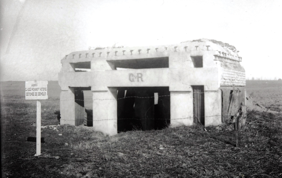 Photographie noir et blanc montrant un blockhaus.