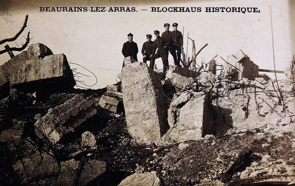 Photographie noir et blanc montrant un blockhaus.