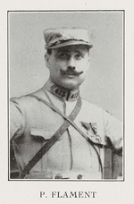 Portrait noir et blanc d'un homme en tenue militaire.