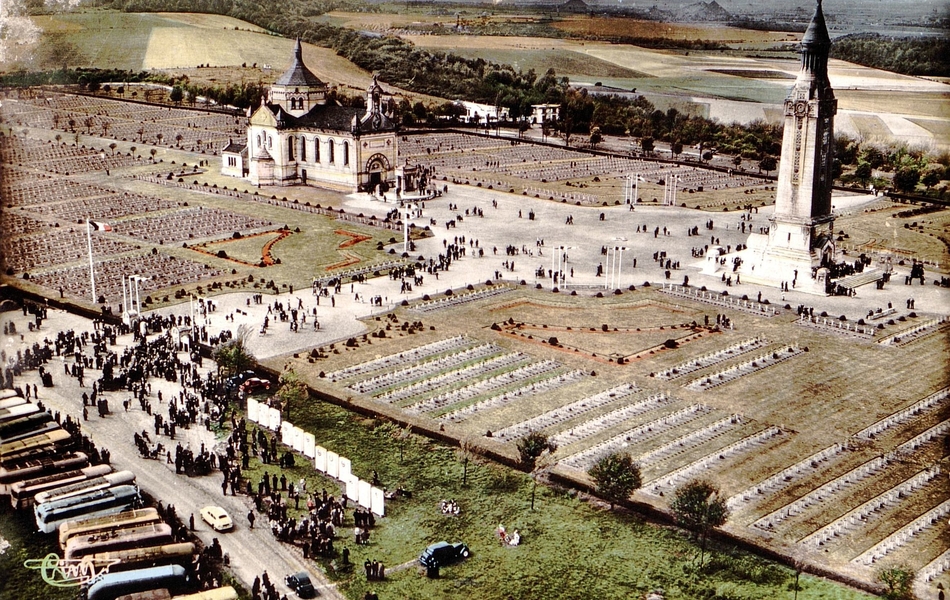 Carte postale couleur montrant la nécropole de Lorette : chapelle, phare et tombes.