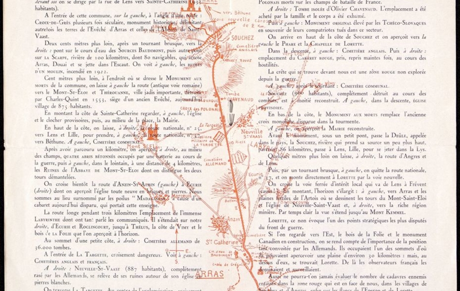 Texte imprimé sur lequel on lit : "Puis, par une brusque tournant, à gauche, on quitte la route nationale, et on monte directement à Lorette par la voie nouvelle. On croise la voie ferrée d'intérêt local qui va de Lens à Frévent. Et en montant l'horizon s'élargit : à gauche, vers Arras et les plaines fertiles de l'Artois où se dessinent les tours du Mont-Saint-Eloi et l'église de Neuville-Saint-Vaast et, à droite, vers la riche région minière. Par temps clair, la vue s'étend jusqu'au Mont Kemmel. Lorette, ce nom évoque l'un des points stratégiques les plus disputés du front de guerre. Si l'on regarde vers l'est, le bois de la Folie et le monument canadien en construction, on se rend compte de l'importance de la position tant convoitée par les Allemands. Ils occupaient l'un des sommets d'où ils pouvaient apercevoir une plaine d'environ 30 km : mais au-dessus d'eux se trouvait Lorette. De là les observateurs français les dominaient et les surveillaient..."