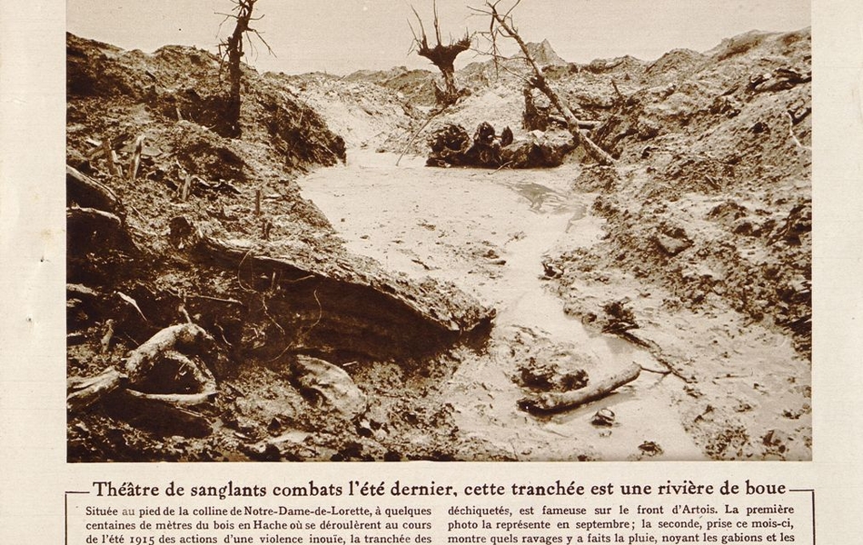 Photographie noir et blanc montrant un torrent de boue s'écoulant d'une colline crevassée. En-dessous on lit "Située au pied de la colline de Notre-Dame-de-Lorette, à quelques centaines de mètres du bois en Hache où se déroulèrent au cioiurs de l'été 1915 des actions d'une violence inouïe, la tranchée des Saules, qui doit son nom à quelques vieux arbres aujourd'hui déchiquetés, est fameuse sur le front d'Artois. La première photo la représente en septembre ; la seconde, prise ce mois-ci, montre quels ravages y a faots la pluie, noyant les gabions et les gourbis et transformant l'étroit couloir en une rivière de boue".