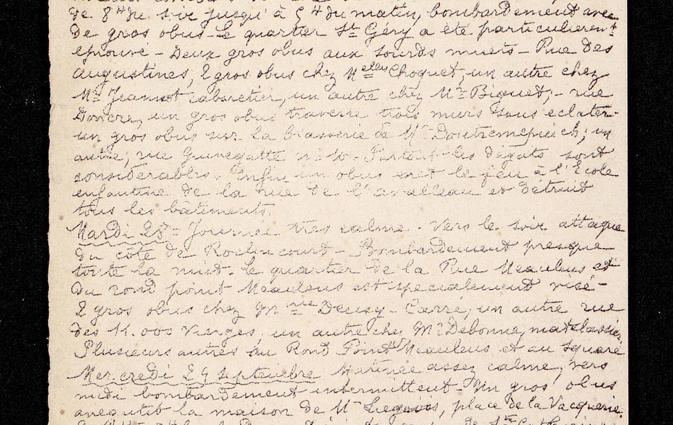 Texte manuscrit sur lequel on lit : "Du 27 septembre au 7 octobre. Semaine terrible, les boches mécontents de l'avance de nos troupes aux environs de Loos-Souchez-Vimy et surtout en Champagne, ont de nouveau passé sur nous leur mauvaise humeur. Ils ont bombardé furieusement la ville et contrairement à leur habitude, surtout pendant la nuit. Plusieurs personnes ont été tuées ou blessées. Les dégâts matériels sont considérables. Lundi 27 septembre : Journée assez calme. Vers le soir, violents combats du côté de Roclincourt. À partir de 8h du soir jusque 5h du matin, bombardement avec de gros obus. Le quartier St Géry a été particulièrement éprouvé. Deux gros obus aux sourds-muets. Rue des Augustines, deux gros obus chez Melles Choquet, un autre chez M. Jeannot, cabaretier, un autre chez M. Biguet, rue Donière, un gros obus traverse trois murs sans éclater..."