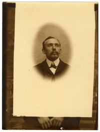 Portrait sepia d'un homme, entouré d'une Marie-Louise ovoïde.