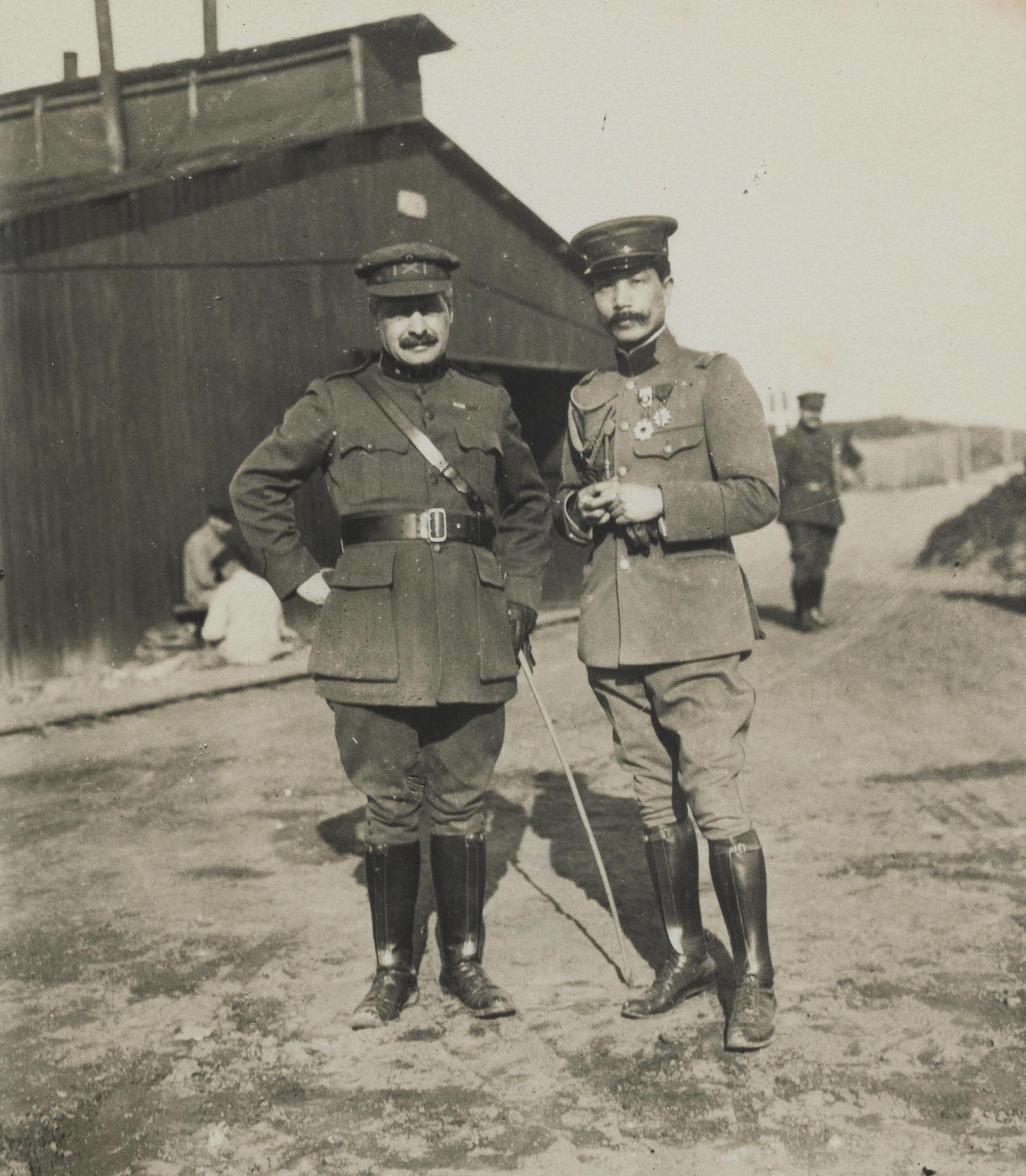 Photographie noir et blanc montrant deux hommes en tenue militaire.