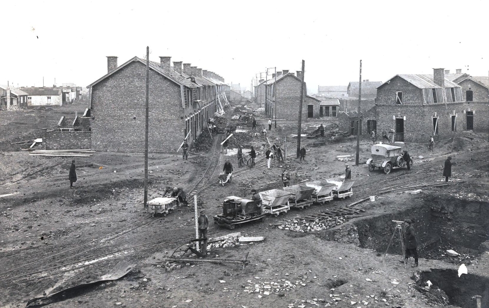 Photographie noir et blanc montrant un quartier en travaux.