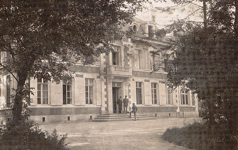 Photographie noir et blanc montrant trois hommes sur le perron d'un château.