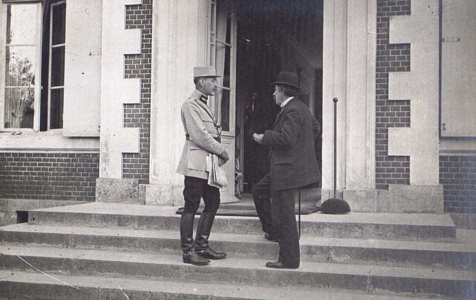 Photographie noir et blanc montrant un militaire et un civil sur le perron d'un château.