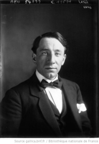 Portrait noir et blanc d'un jeune homme vêtu d'un smoking et d'un noeud papillon blanc.