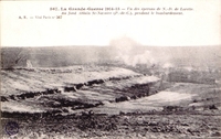 Carte postale noir et blanc montrant une colline bombardée.