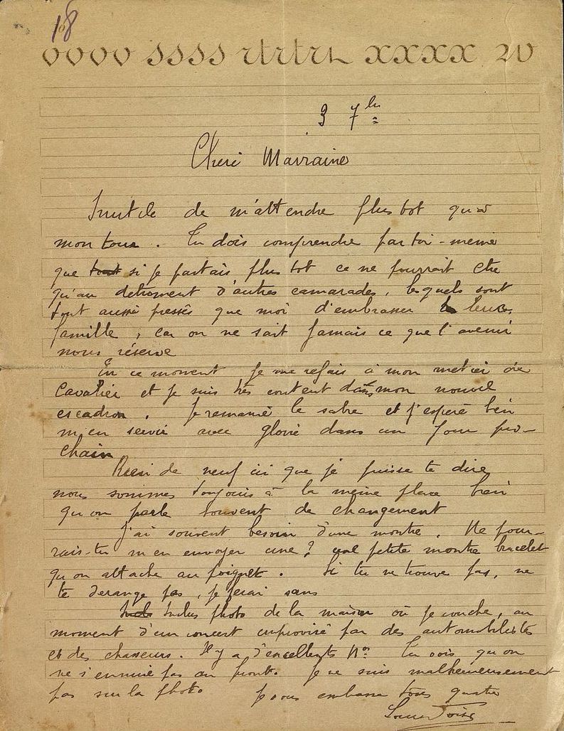 Lettre manuscrite sur laquelle on lit : "Chère marraine, Inutile de m'attendre plus tôt qu'à mon tour. Tu dois comprendre par toi-même que si je partais plus tôt, ce ne pourrait être qu'au détriment d'autres camarades, lesquels sont tout aussi pressés que moi d'embrasser leur famille, car on ne sait jamais ce que l'avenir nous réserve. En ce moment, je me refais à mon métier de cavalier et je suis très content dans mon nouvel escadron. Je remanie le sabre et j'espère bien m'en servir avec gloire dans un jour prochain. Rien de neuf ici que je puisse te dire. Nous sommes toujours à la même place bien qu'on parle souvent de changement. J'ai souvent besoin d'une montre. Ne pourrais-tu m'en envoyer une ? Une petite montre-bracelet qu'on attache au poignet. Si tu ne trouves pas, ne te dérange pas, je ferai sans. Inclus photo de la maison où je couche, au moment d'un concert improvisé par des automobilistes et des chasseurs. Il y a d'excellents numéros. Tu vois qu'on ne s'ennuie pas au front. Je ne suis malheureusement pas sur la photo. Je vous embrasse tous quatre. Louis Doisy".