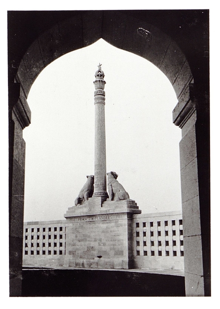 Photographie noir et blanc montrant, à travers l'arcade du porte de style oriental, une colonne encadrée de deux lions.