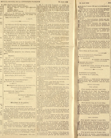 Texte imprimé sur lequel on lit : "Ministère de la guerre. Le président de la République française, sur le rapport de la marine, des colonies et du garde des sceaux, ministre de la justice, vu la loi du 8 avril 1915 instituant une croix dite « croix de guerre’, pour commémorer les citations individuelles pour faits de guerre à l’ordre des armées de terre et de mer, des corps d’armée, des divisions, des brigades et des régiments, décrète : article 1, La croix de guerre instituée par la loi du 8 avril 1915 est en bronze florentin, du module de 37 millimètres, à quatre branches, avec, entre les branches, deux épées croisées. Le centre représente, à l’avers, une tête de république au bonnet phrygien, orné d’une couronne de laurier avec, en exergue, « République française ». Il porte, au revers, l’inscription « 1914-1915 ». Article 2, la croix de guerre est portée sur le côté gauche de la poitrine, immédiatement après la Légion d’honneur ou la médaille militaire, suspendue à un ruban vert avec liseré rouge à chaque bord, et comptant cinq bandes rouges de 1m/5m. Article 3, la croix de guerre est conférée, de plein droit, aux militaires des armées de terre et de mer, Français ou étrangers, qui auront obtenu, pour faits de guerre, pendant la durée de la guerre contre l’Allemagne et ses alliés, une citation à l’ordre d’une armée, d’un corps d’armée, d’une division, d’une brigade, d’un régiment, ou une citation à l’ordre d’une unité correspondante". Etc.