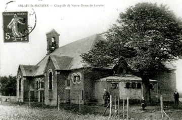 Carte postale noir et blanc montrant une chapelle.