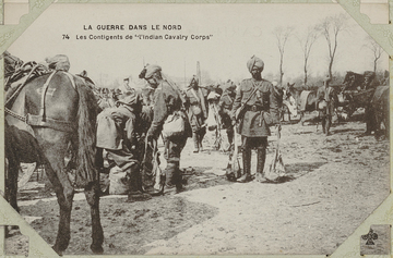 Carte postale noir et blanc montrant des soldats indiens au milieu de leurs chevaux.