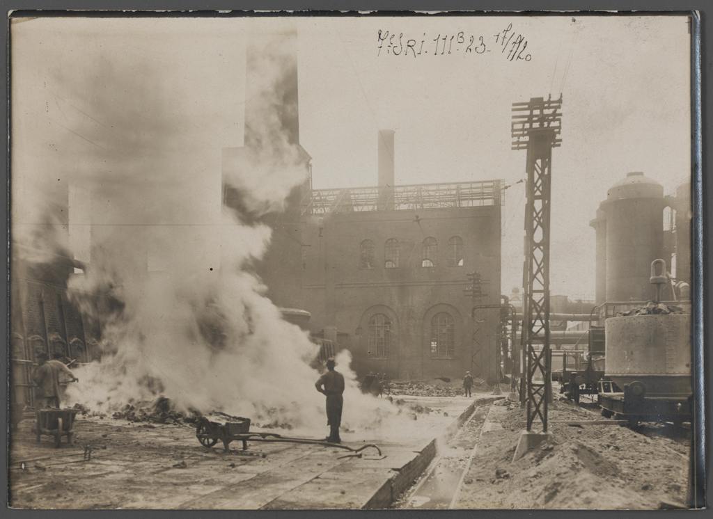 Photographie noir et blanc montrant l'exérieur d'une usine.