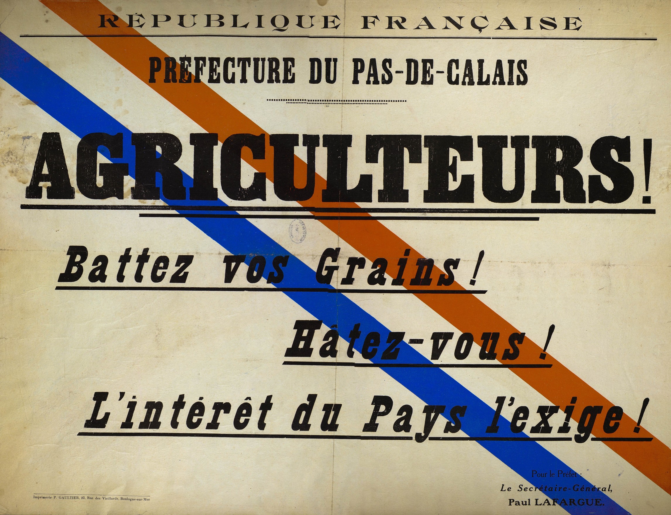 Affiche traversée obliquement par uune bande tricolore aux couleurs nationales, sur laquelle on lit : "République française. Préfecture du Pas-de-Calais. Agriculteurs ! Battez vos grains ! Hâtez-vous ! L’intérêt du pays l’exige ! Pour le préfet, le secrétaire général, Paul Lafargue.".