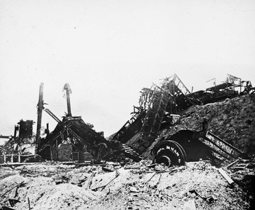 Photographie noir et blanc montrant les ruines d'un chevalet de mine.