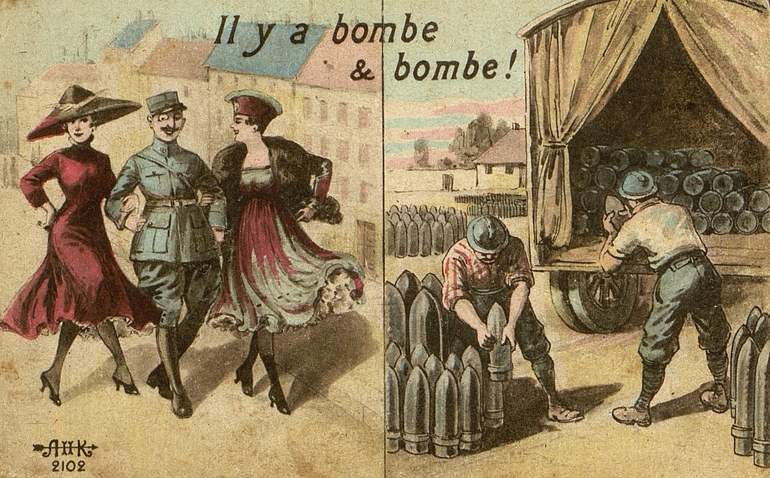 Carte postale couleur divisée en deux parties. À gauche, on voit un soldat entouré de deux femmes, tandis qu'à gauche, deux soldats chargent des obus dans un camion.