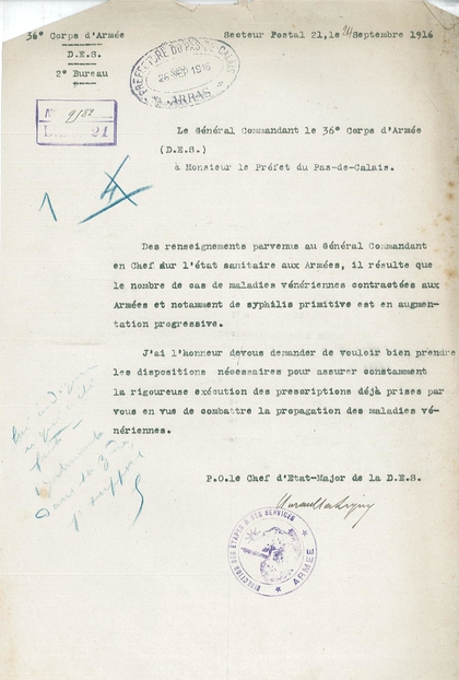 Document dactylographié sur lequel on lit : « 36e corps d’armée. Secteur postal 21, le 24 septembre 1916. Le général commandant le 36e corps d’armée (D.E.S.) à Monsieur le préfet du Pas-de-Calais. Des renseignements parvenus au général commandant en chef sur l’état sanitaire aux armées, il résulte que le nombre de cas de maladies vénériennes contractées aux armées et notamment de syphilis primitive est en augmentation progressive. J’ai l’honneur de vous demander de vouloir bien prendre les dispositions nécessaires pour assurer constamment la rigoureuse exécution des prescriptions déjà prises par vous en vue de combattre la propagation des maladies vénériennes. P.O. le chef d’État-major de la D.E.S. ».