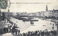 Carte postale noir et blanc montrant un défilé militaire sur une place.