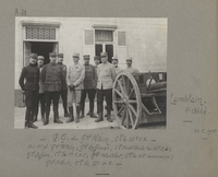Photographie noir et blanc montrant un groupe de soldats posant à côté d'un canon.