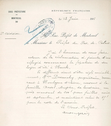 Texte manuscrit sur lequel on lit : "Le sous-préfet de Montreuil à Monsieur le préfet du Pas-de-Calais. J'ai l'honneur de vous faire retour de la réclamation ci-jointe d'un réfugié concernant la fixation de son loyer d'été à Berck. Le différend vient d'être réglé amiablement ; Mme Devanchy, propiétaire, demeurant à Boulogne-sur-Seine, consent à la famille Ansel-Dupire, sa locataire, un prix mensuel de 100 francs pour juillet, août et septembre, et maintient celui de 65 francs pour le reste de l'année. Le sous-préfet".