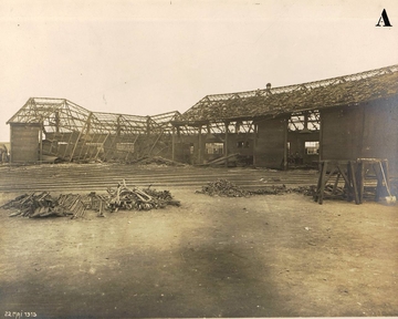 Photographie noir et blanc montrant un bâtiment détruit.