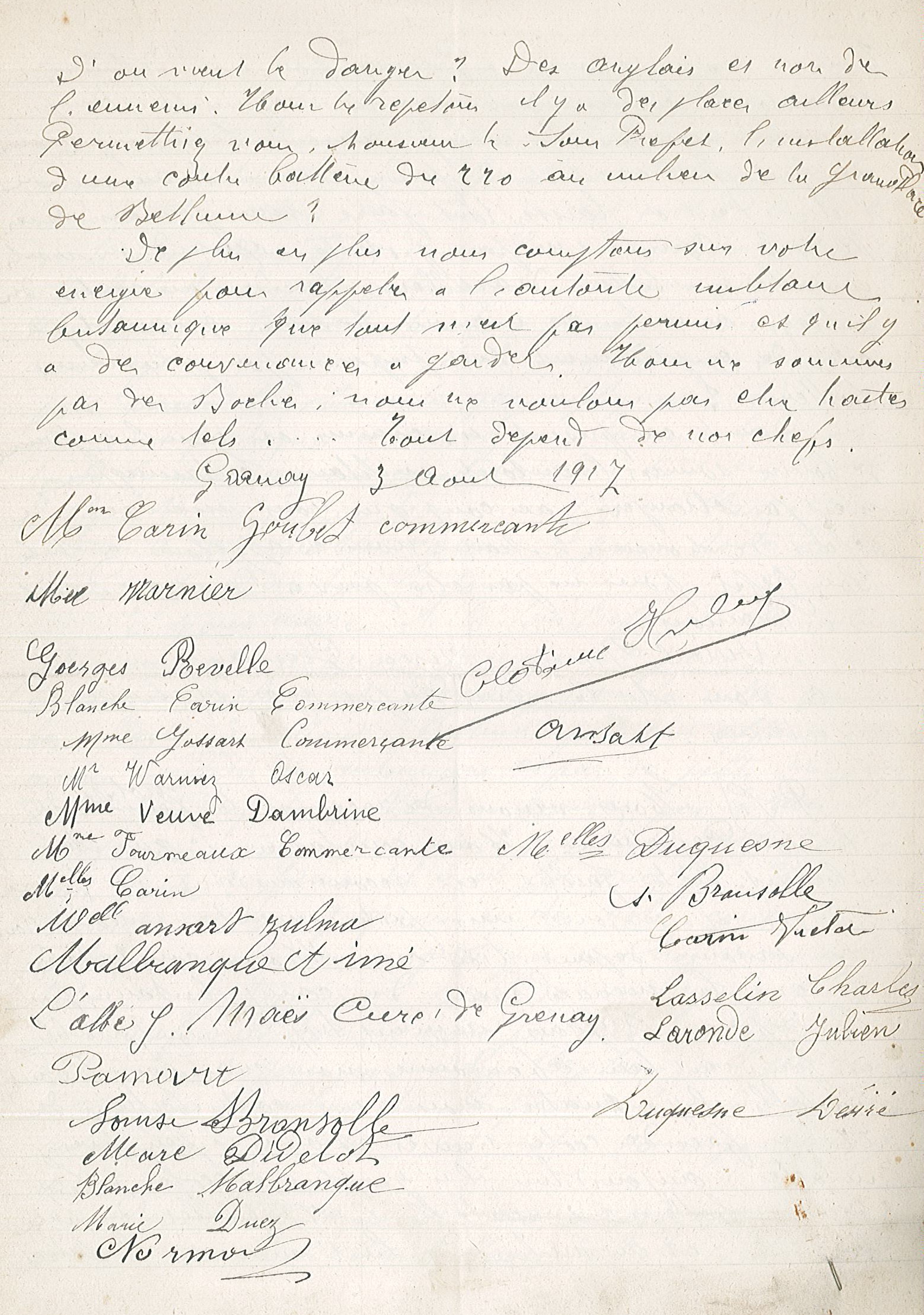 Verso d'une lettre manuscrite sur laquelle on lit : "d'où vient le danger ? Des anglais et non de l'ennemi. Nous le répétons, il y a des places ailleurs. Permettriez-vous, monsieur le sous-préfet, l'installation d'une contre-batterie du 220 au milieu de la Grand place de Béthune ? De plus en plus nous comptons sur votre énergie pour rappeler à l'autorité militaire britannique que tout n'est pas permis et qu'il y a des convenances à garder. Nous ne sommes pas des boches ; nous ne voulons pas être traités comme tels... Tout dépend de nos chefs.  Grenay, 3 août 197". Suivent les signatures d'une vingtaine de personnes.