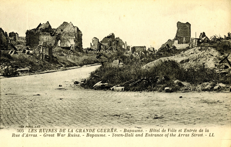Carte postale sépia montrant une rue en ruines.