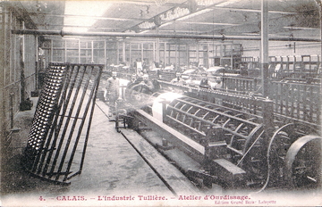 Carte postale noir et blanc montrant l'intérieur d'un atelier textile.
