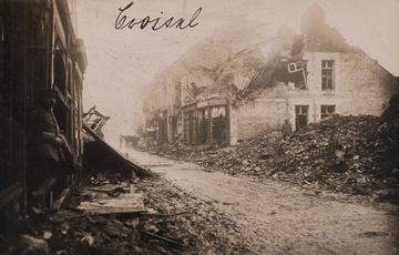Carte postale noir et blanc montrant une rue en ruines.