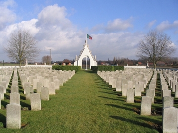 Vue de l'intérieur du cimetière portugais de Richebourg, où flotte au centre le drapeau portugais.