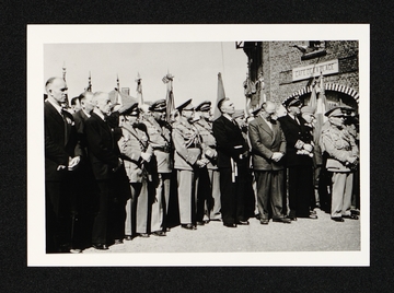 Groupe de militaires et de personnalités parmi lesquels figurent N.N. Christiaens, Guy Mollet, le général Ferreira, Martins et Lantoine, consul du Portugal.