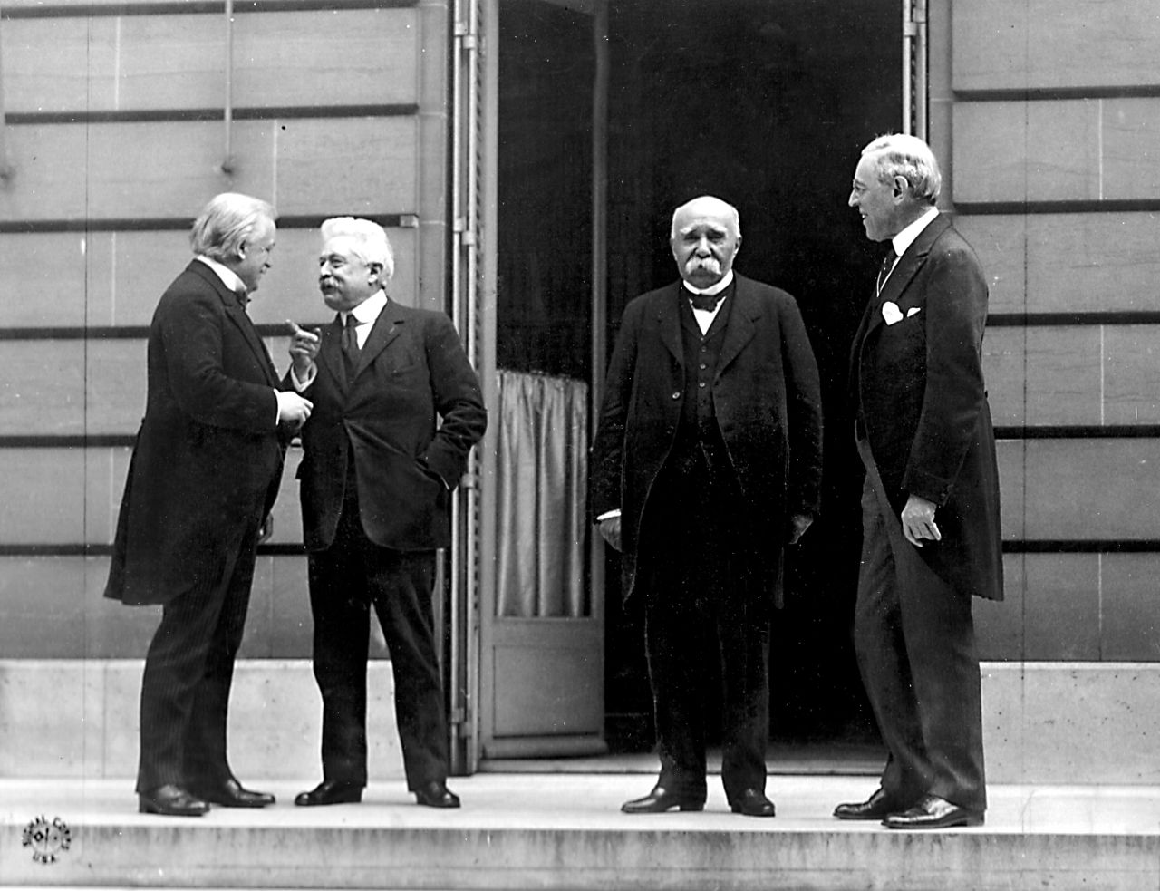 Photographie noir en blanc de David Lloyd George, Vittorio Orlando, Georges Clémenceau et Woodrow Wilson