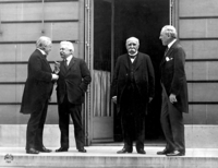 Photographie noir en blanc de David Lloyd George, Vittorio Orlando, Georges Clémenceau et Woodrow Wilson