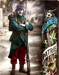 Carte postale couleur montrant un soldat vêtu d'un pantalon rouge et d'une vareuse blau. À sa gauche, on lit les mots "Honneur" et "Patrie" entrelacés. 