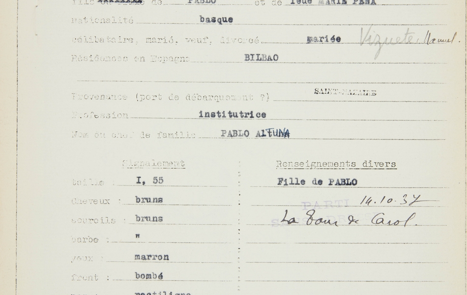 Feuillet dactylographié sur lequel on lit : "Préfecture du Pas-de-Calais. 1ère division. Réfugiés espagnols. Centre d’hébergement La chartreuse à Neuville-sous-Montreuil. Notice individuelle. Nom et prénoms : Louise Altuna Peña. Né à : Saint-Sébastien le 8 avril 1909. Fils de : Pablo et de feue Marie Peña. Nationalité : basque. Célibataire, marié, veuf, divorcé : mariée Vizuete Manuel. Résidences en Espagne : Bilbao. Provenance (port de débarquement ?) : Saint-Nazaire. Profession : institutrice. Nom du chef de famille : Pablo Altuna . Signalement. Taille : 1,55 [m]. Cheveux : bruns. Sourcils : bruns. Yeux : marron. Front : bombé. Nez : rectiligne. Bouche : moyenne. Menton : rond. Visage : ovale. Teint : mat pigmenté. Renseignements divers. Fille de Pablo. Parti 14.10.37 La Tour-de-Carol".