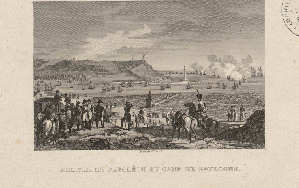 Gravure monochrome montrant un groupe d'hommes dominant une rade où s'amassent des bateaux.